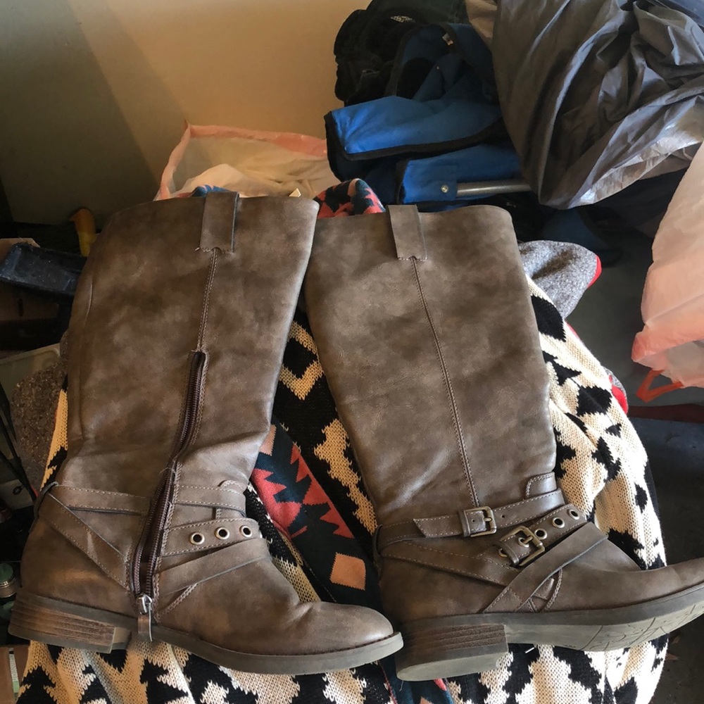 Brown tall boots with buckle